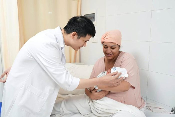 Khép lại hành trình xuyên quốc gia đầy bất ngờ, điểm dừng chân tại Việt Nam đã mang lại cho sản phụ một cái kết an toàn và viên mãn. Ảnh: Bệnh viện Phụ sản Trung ương