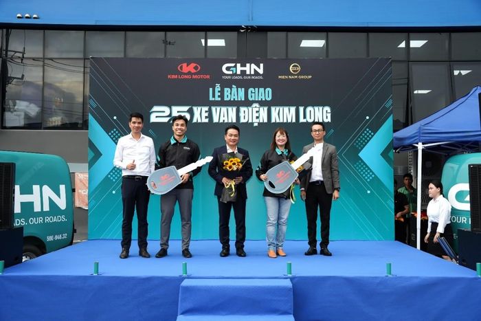 Đại diện Kim Long Motor triển khai bàn giao xe điện cho thương hiệu Giao Hàng Nặng.