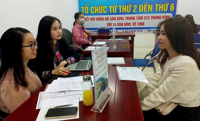 Kết nối người lao động với doanh nghiệp tuyển dụng. Ảnh: Thu Hằng.