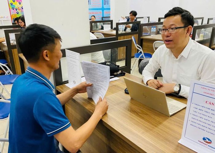Doanh nghiệp trao đổi với người lao động về mức lương, các chế độ khi ứng tuyển việc làm. Ảnh: Thu Hằng.