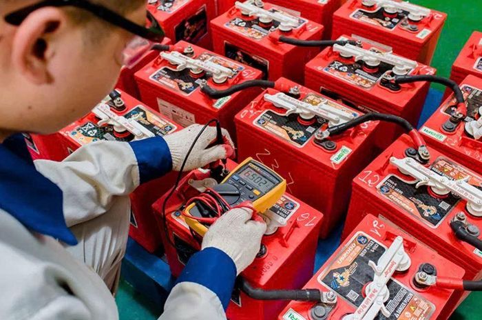 Những bộ pin có SOH thấp, bị biến dạng, rò rỉ, điện trở cao, không có lịch sử vận hành hoặc từng xảy ra sự cố nhiệt nghiêm trọng sẽ được đưa vào nhóm tái chế. Khi đó, mục tiêu là thu hồi những vật liệu còn giá trị như lithium, sắt, phosphate, nhựa, đồng và nhôm. Ảnh: BRI.