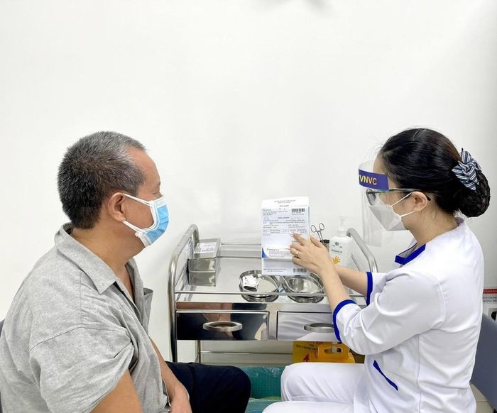 Lịch tiêm chủng không giống nhau ở tất cả người cao tuổi mà phụ thuộc vào tuổi, bệnh nền, tiền sử mắc bệnh... Ảnh: VNVC
