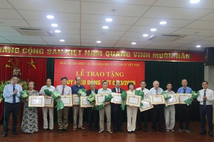 Chi bộ Hội Khoa học Kinh tế Việt Nam có 5 đảng viên vinh dự được trao Huy hiệu 35 năm tuổi Đảng gồm các đồng chí: Nguyễn Quang Thái, Nguyễn Gia Hảo, Trịnh Duy Luân, Lê Anh Sơn, Đỗ Tùng Lâm. Ảnh: Vusta.
