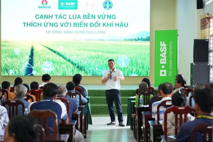 Chương trình tập huấn đã cung cấp cho bà con nông dân các kiến thức thực tiễn, giúp họ thích ứng với canh tác lúa phát thải thấp. Ảnh: BASF.