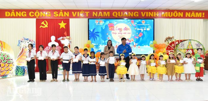 Thường trực Tỉnh đoàn An Giang cùng nhà tài trợ trao học bổng cho các em học sinh.