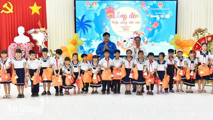 Thường trực Tỉnh đoàn An Giang cùng lãnh đạo UBND xã Vĩnh Điều trao quà cho các em học sinh.