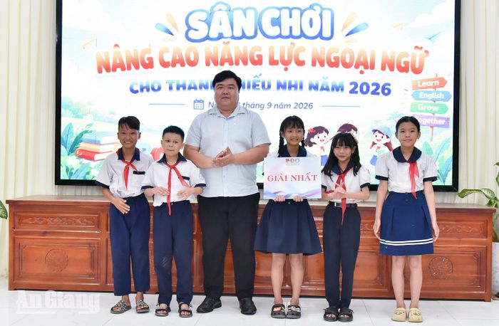 Phó Bí thư Tỉnh đoàn An Giang Dư Phạm Hữu Khuyến trao giải cho đội đạt giải nhất Sân chơi nâng cao năng lực ngoại ngữ.