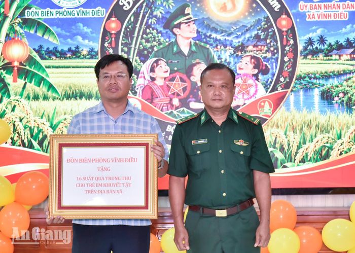 Đồn Biên phòng Vĩnh Điều trao bảng tượng trưng tặng 16 phần quà cho trẻ em khuyết tật trên địa bàn xã Vĩnh Điều.