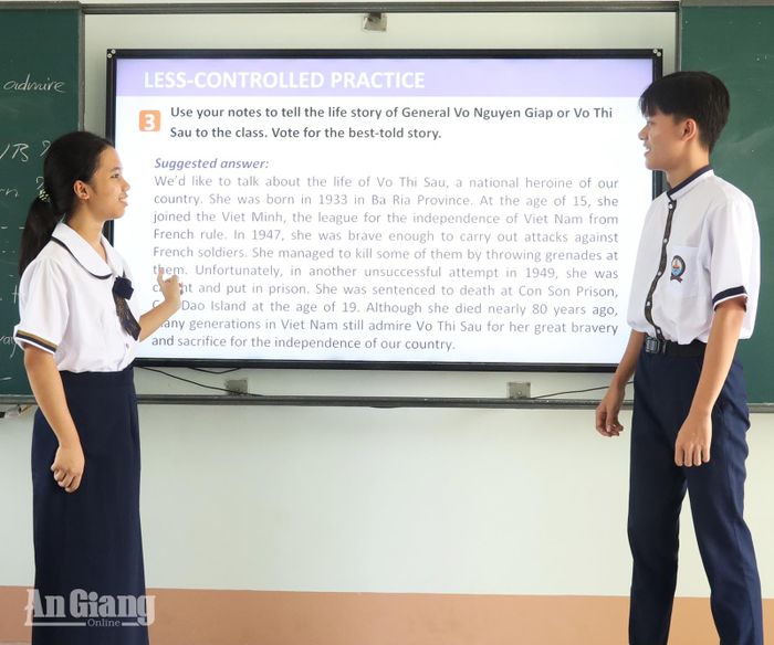 Học sinh lớp 12A4, Trường Phổ thông Dân tộc nội trú THCS và THPT An Giang 1 thảo luận nhóm trong giờ học. Ảnh: BÍCH TUYỀN