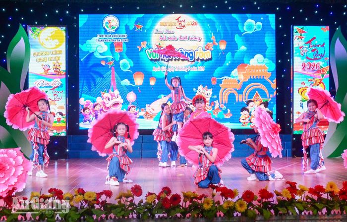 Thiếu nhi biểu diễn tiết mục văn nghệ tham gia liên hoan múa hát dưới trăng do Trung tâm Hoạt động Thanh thiếu nhi và Khởi nghiệp thanh niên tỉnh tổ chức.
