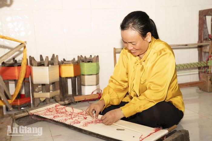 Thợ dệt tỉ mỉ "bắt bông" tạo hình hoa văn trực tiếp trên từng sợi tơ.