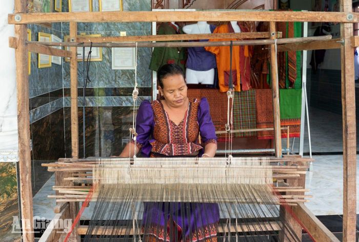 Tùy theo khuôn khổ, người thợ phải mất từ nửa tháng đến cả tháng mới hoàn thành một chiếc khăn hay xà rông.