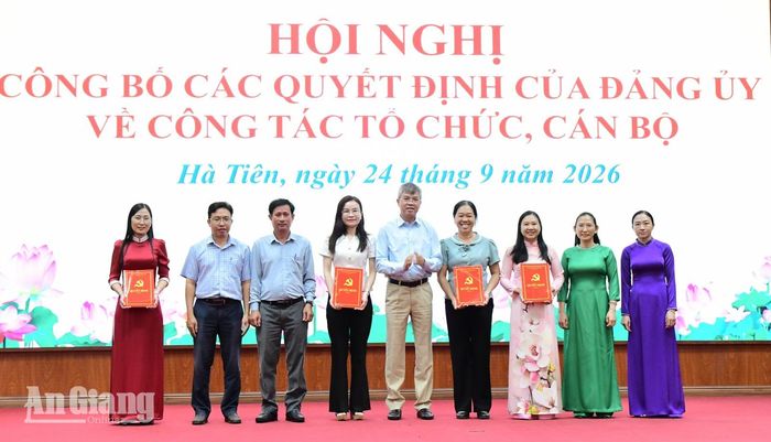 Lãnh đạo phường Hà Tiên trao quyết định thành lập mới các chi bộ.