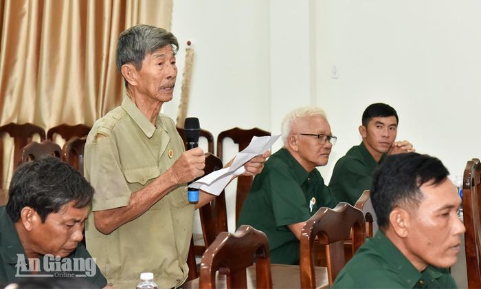 Ông Huỳnh Văn Nuôi, cựu chiến binh ấp Đồng Cơ phát biểu ý kiến.
