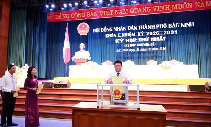 Các đại biểu bỏ phiếu bầu chức danh Phó Chủ tịch UBND thành phố.
