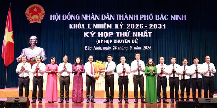 Các đồng chí lãnh đạo thành phố chúc mừng đồng chí Đào Thanh Trường.