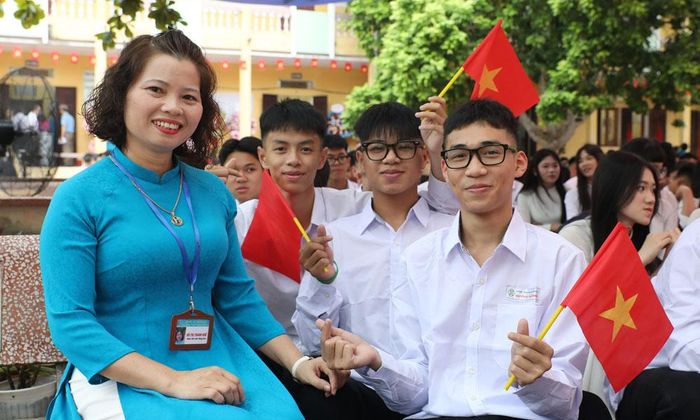  Cô, trò Trường Trung học phổ thông Nguyễn Du (phường Võ Cường) trong lễ khai giảng năm học 2026 - 2027. Ảnh: Đỗ Quyên. 