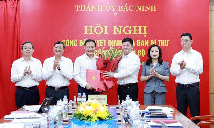  Các đồng chí Thường trực Thành ủy tặng hoa chúc mừng đồng chí Đào Thanh Trường. 