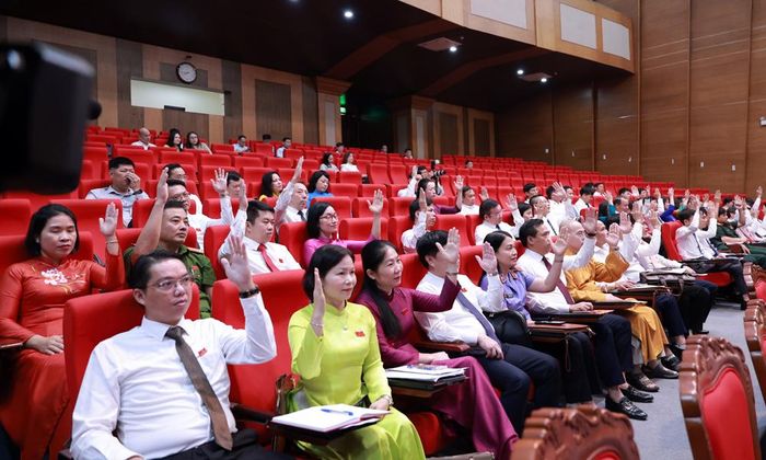  Đại biểu HĐND thành phố biểu quyết thông qua Nghị quyết. 