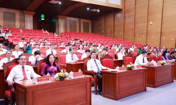  Các đại biểu tham dự kỳ họp. 