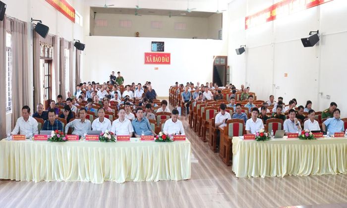  Đại biểu và cử tri tham dự. 