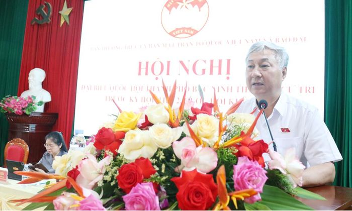  Đồng chí Trần Văn Lâm phát biểu tiếp thu các ý kiến của cử tri. 