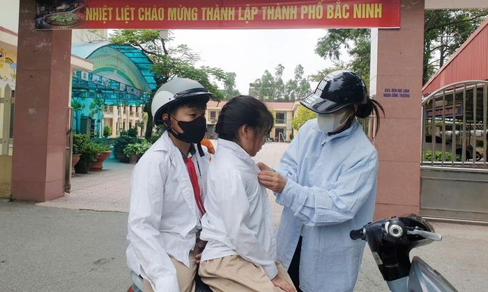  Mặc dù 10 giờ 30 phút là học sinh tan học sáng nhưng ngày 23/9, chị Nguyễn Thị Hòa (khu Khả Lễ, phường Võ Cường) phải thu xếp công việc đến tận 11h30 mới đón được 2 con là học sinh Trường Tiểu học Võ Cường. 