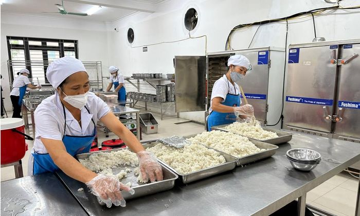  Nhân viên bếp ăn của Trường Tiểu học Ngô Sĩ Liên (phường Bắc Giang) chuẩn bị bữa ăn bán trú cho học sinh. 