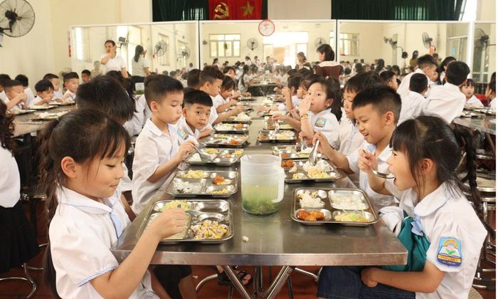  Bữa ăn bán trú của học sinh Trường Tiểu học Phú Lâm (phường Tiên Du). 