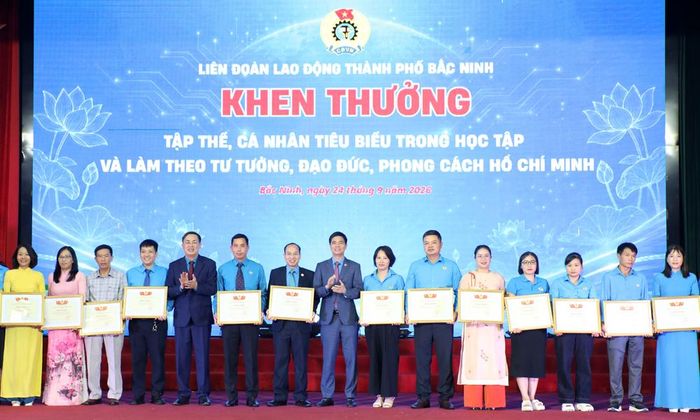  Đồng chí Ngọ Duy Hiểu và lãnh đạo Liên đoàn Lao động thành phố trao Bằng khen của Liên đoàn Lao động thành phố cho các tập thể tiêu biểu trong học tập và làm theo tư tưởng, đạo đức, phong cách Hồ Chí Minh. 