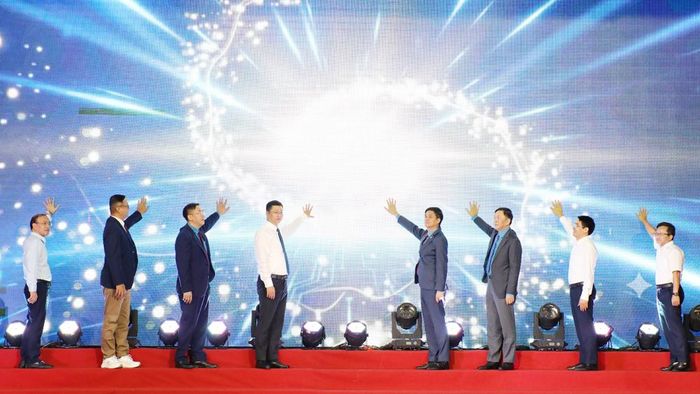  Các đại biểu nhấn nút phát động cuộc thi sáng tác video ngắn với chủ đề “Công đoàn Bắc Ninh - Điểm tựa tin cậy của người lao động và đồng hành cùng doanh nghiệp”. 