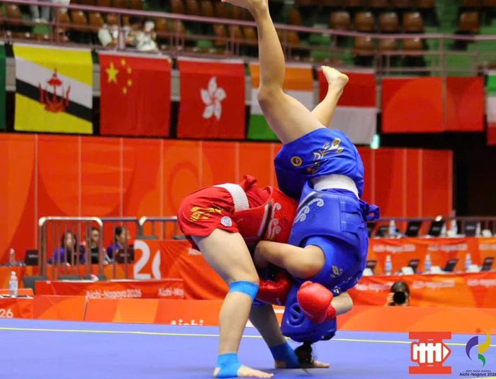 Trận đấu giữa võ sĩ Nguyễn Thị Thu Thủy (bên trái) với võ sĩ đến từ Kazakhstan.