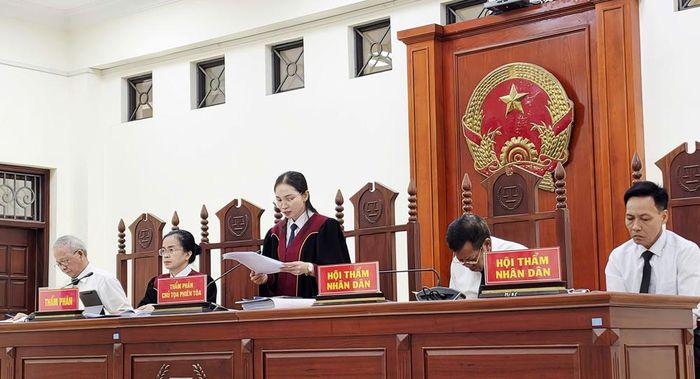  Hội đồng xét xử tại phiên tòa. 