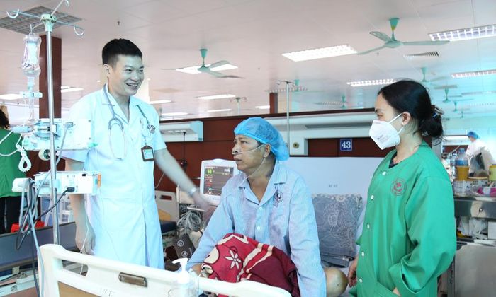 Ông Dương Văn Giảng tỉnh táo, trả lời rành mạch các câu hỏi của bác sĩ Phan Bảo Trung. (Ảnh chụp chiều 24/9)