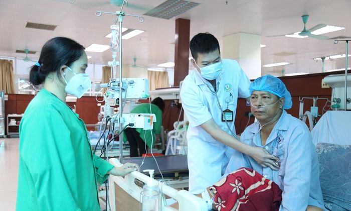 Bệnh nhân Dương Văn Giảng được các bác sĩ Bệnh viện Đa khoa Bắc Ninh số 2 theo dõi sát diễn biến sức khỏe.