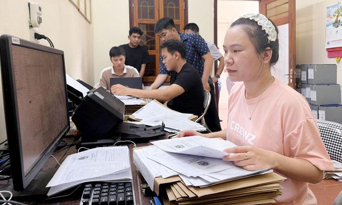  Dự án xây dựng cơ sở dữ liệu tại xã Sơn Động đang được đẩy nhanh. Ảnh: Đơn vị thi công cập nhật dữ liệu hồ sơ đất đai trên địa bàn xã. 