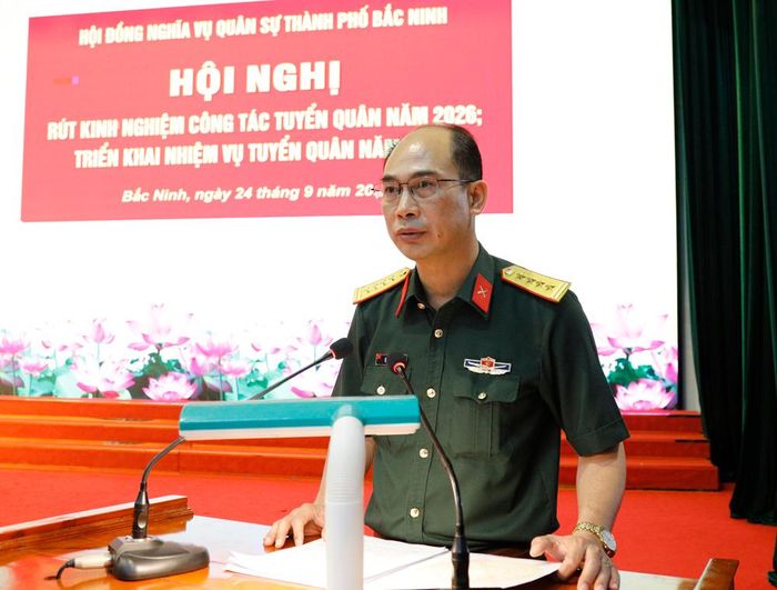 Đại tá Văn Khắc Thành chủ trì hội nghị.