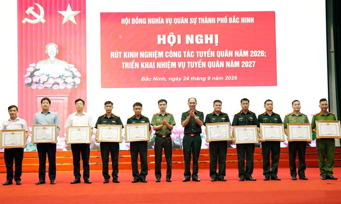 Các đồng chí lãnh đạo Bộ Chỉ huy Quân sự thành phố, Công an thành phố trao Bằng khen của Chủ tịch UBND thành phố cho các cá nhân xuất sắc.