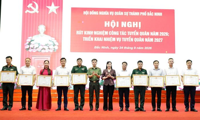 Các đồng chí lãnh đạo Ủy ban MTTQ thành phố, Công an thành phố trao Bằng khen của Chủ tịch UBND thành phố cho các tập thể xuất sắc.