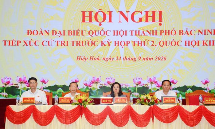 Các đại biểu Quốc hội thành phố Bắc Ninh tiếp xúc cử tri phường Hiệp Hòa.