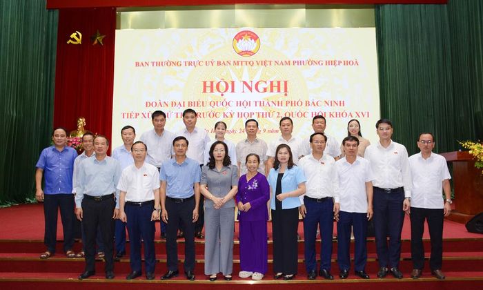 Các đại biểu Quốc hội thành phố Bắc Ninh cùng các đồng chí lãnh đạo và các cử tri phường Hiệp Hòa.