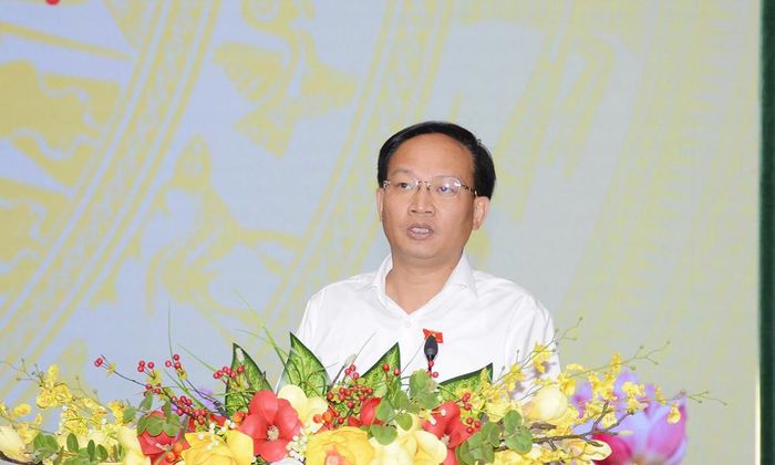 Đồng chí Phạm Văn Thịnh trao đổi, làm rõ một số vấn đề tại hội nghị tiếp xúc cử tri.