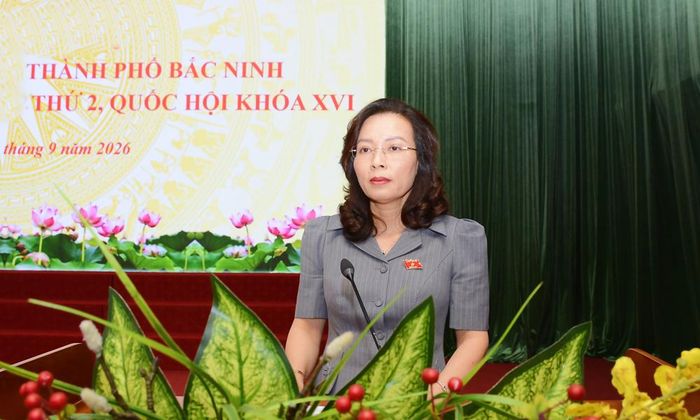 Đồng chí Nguyễn Thị Hương phát biểu tại hội nghị tiếp xúc cử tri.
