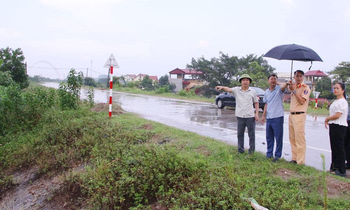 Đoàn kiểm tra nắm bắt việc chấp hành quy định pháp luật về đê điều tại phường Trí Quả.