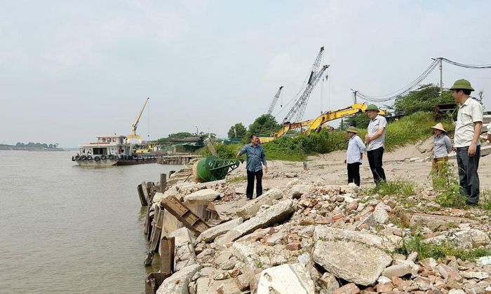 Doanh nghiệp tự ý xây dựng các mố cẩu, vi phạm hành lang thoát lũ khu vực bãi sông đê tả Đuống, thuộc địa bàn xã Đại Đồng.