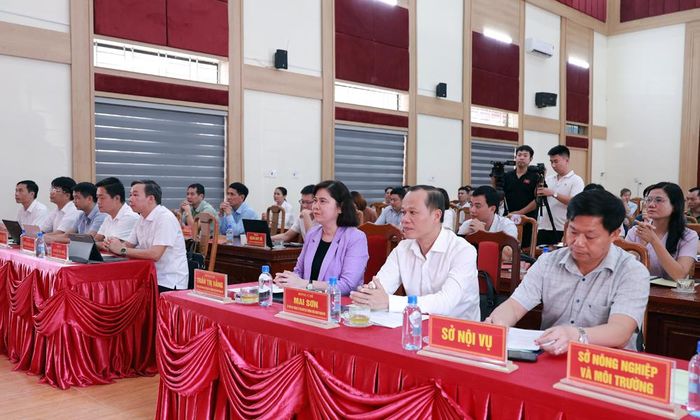  Các đồng chí lãnh đạo thành phố và đại biểu, cử tri tham gia buổi tiếp xúc. 