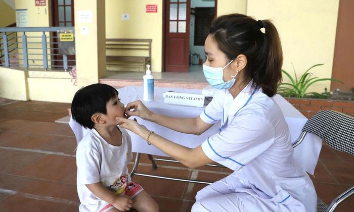  Trẻ em uống vitamin A tại Trạm Y tế Phật Tích. 