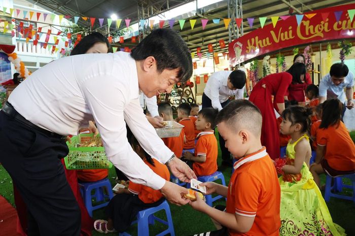  Đồng chí Nguyễn Anh Tuấn tặng quà cho các bé. 
