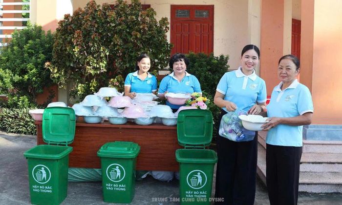 Bà Phạm Thị Hằng (thứ 2 từ phải qua) tham gia hoạt động " Đổi rác lấy quà" do Hội Liên hiệp Phụ nữ phường Đa Mai tổ chức.