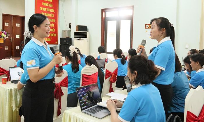 Bà Phạm Thị Hằng (bên trái) tham gia các hoạt động tuyên truyền, tập huấn cho cán bộ hội viên, phụ nữ cơ sở.